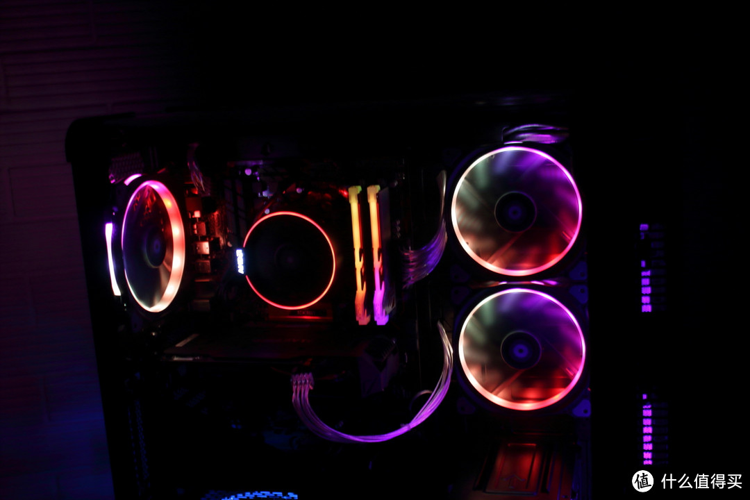 全新一代鸥翼式开窗机箱：Thermaltake 曜越 VIEW 37 RGB 测评