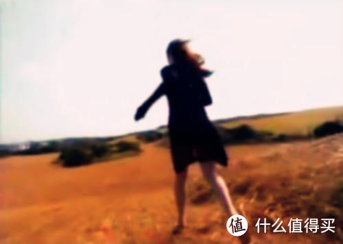 悬崖的整个MV，只有王祖贤一个人在赤足奔跑