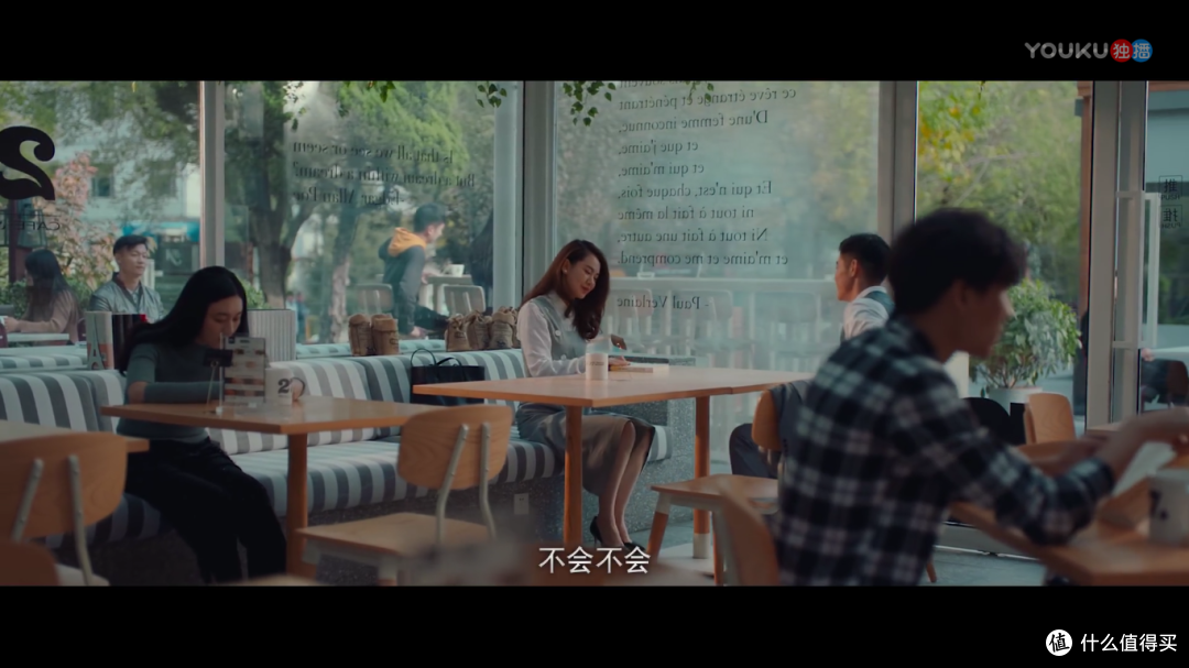 一袭灰色长裙+黑色高跟鞋，陈可女人味十足