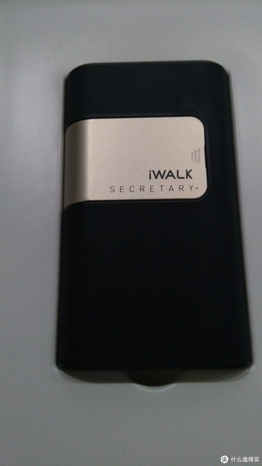 一个颇有颜值有能量的移动电源iWALK