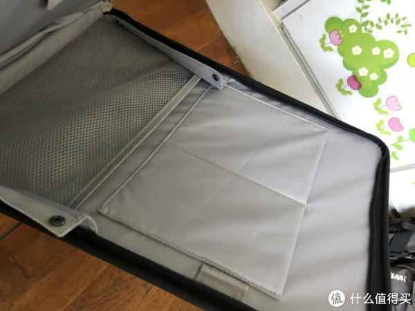 前开盖仓的前侧，可以放日常物品，网兜里可以放一本书