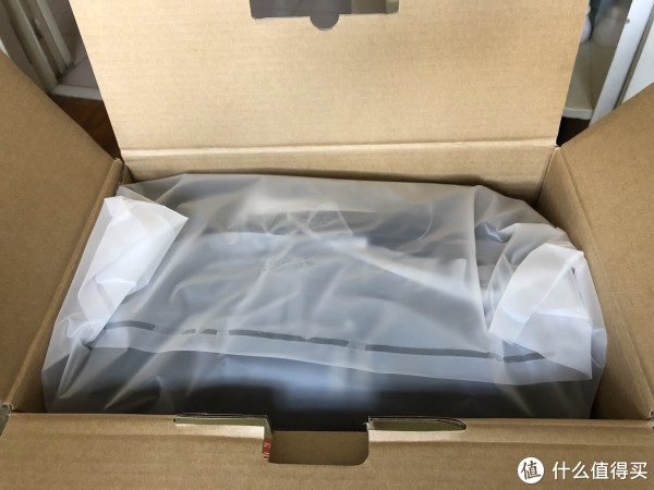 开箱后旅行箱安置在其中