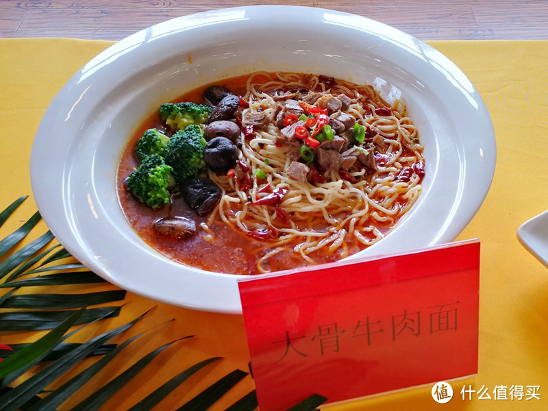 超细的大骨面,拉面的师傅可以一根拉一碗,佩服!