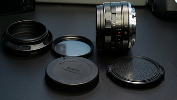 咔鑫达 35mm f/1.7 E卡口手动镜头外观展示(遮光罩|镜头盖|光圈环|对焦环)