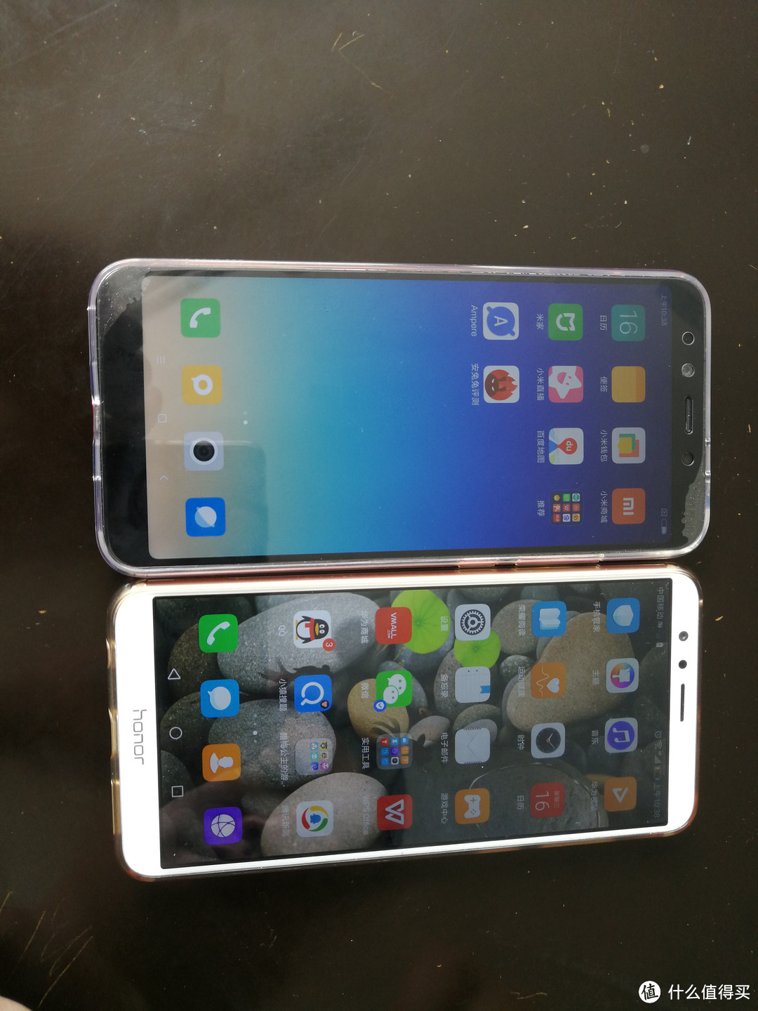 屏幕大小差不多,上下留边7x看起来还小点,都是全面平,小米6x色调淡一