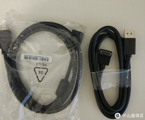 左HDMI，右DP。