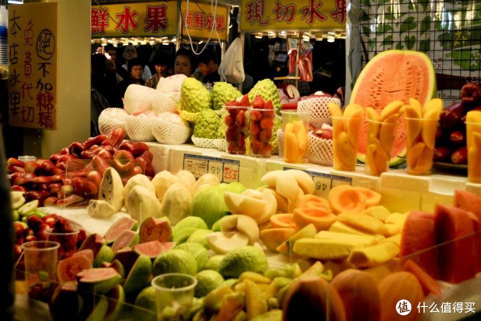 尤其是现在大街上很多这种鲜切水果店,便宜又大份,报爷常常是买了又吃