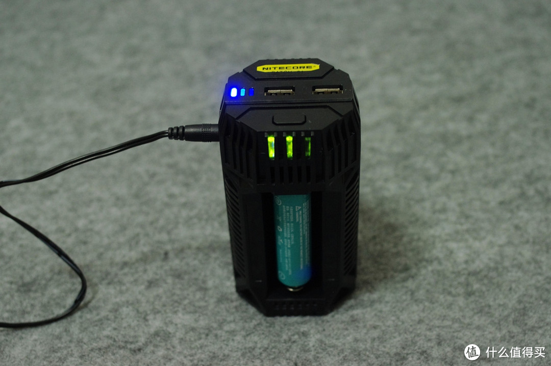 自驾利器—NITECORE 奈特科尔 V2 车载充电器