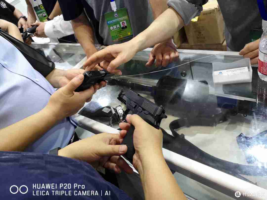 我替你们去参加了国内仅有的玩枪展会,并发回了这篇关于轻武器和瞄具的现场报道