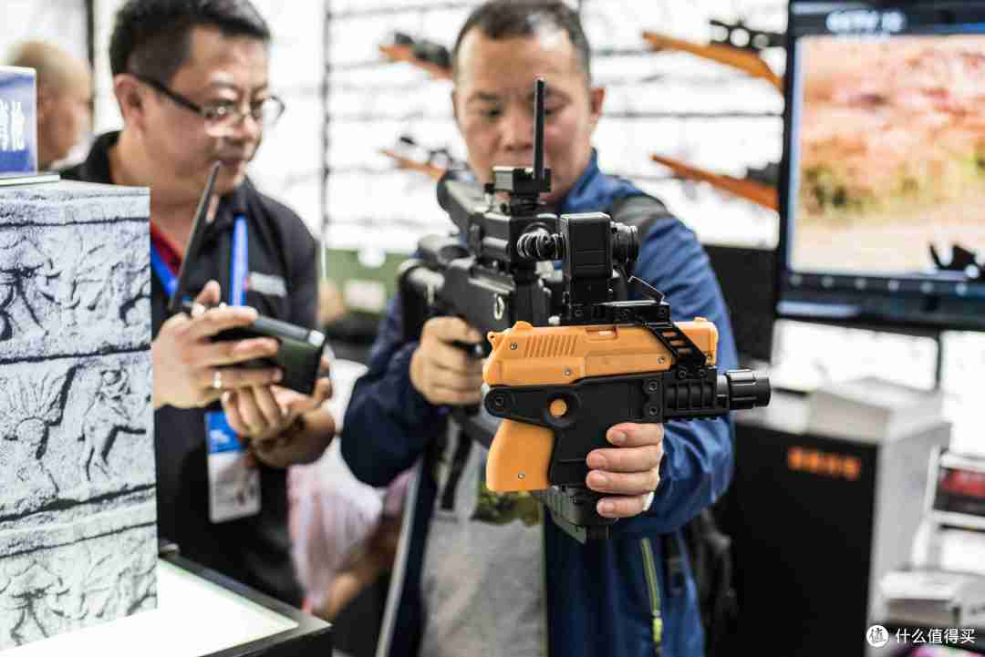 我替你们去参加了国内仅有的玩枪展会,并发回了这篇关于轻武器和瞄具的现场报道