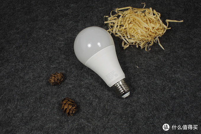 4款LED灯泡简单评测：Yeelight米家Yeelight  禀临  美的  宜家  的对比