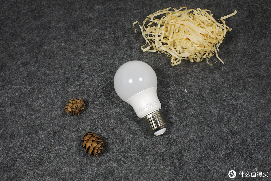 4款LED灯泡简单评测：Yeelight米家Yeelight  禀临  美的  宜家  的对比