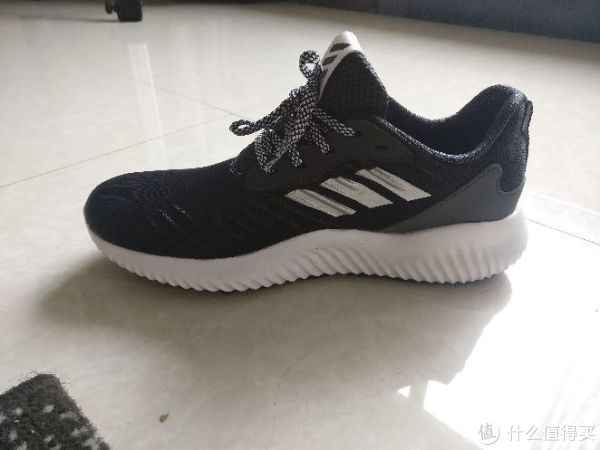 侧面阿迪三条杠