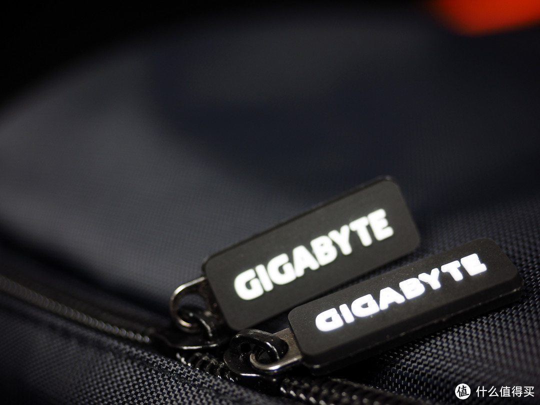 无惧桌面PC挑战—GIGABYTE 技嘉 赢刃 Aero15 笔记本电脑开箱