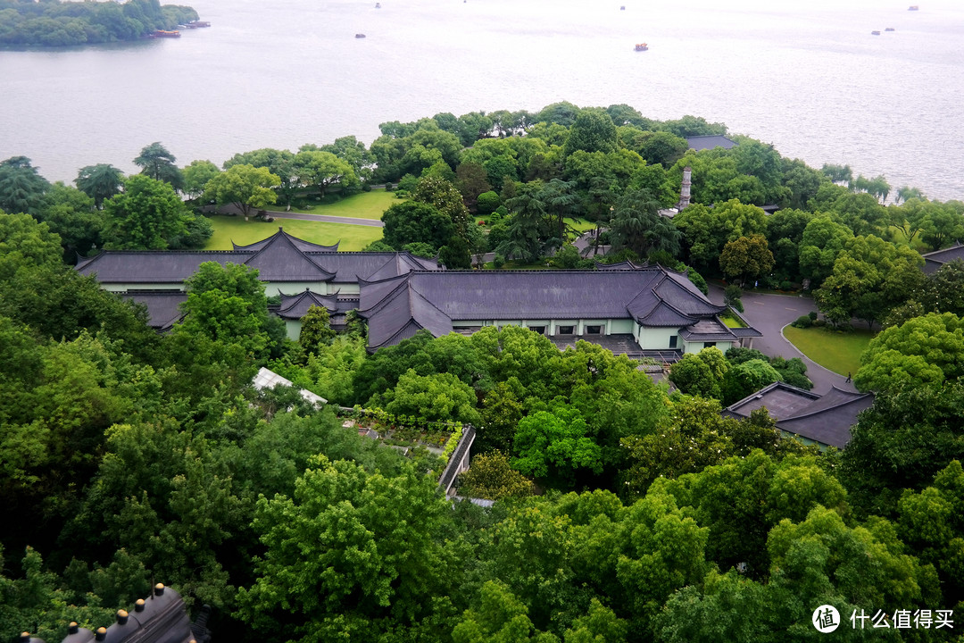 千古名塔雷峰塔已不古，然而周边的景色却让人叹为观止，你不想戳进来看看吗？