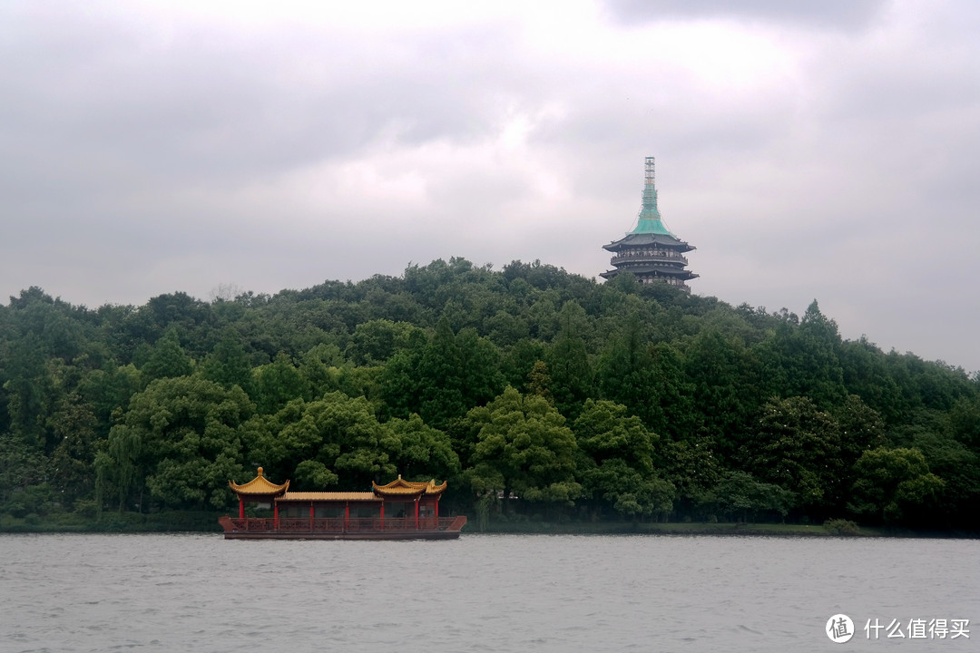 千古名塔雷峰塔已不古，然而周边的景色却让人叹为观止，你不想戳进来看看吗？