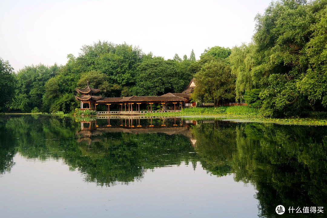 千古名塔雷峰塔已不古，然而周边的景色却让人叹为观止，你不想戳进来看看吗？