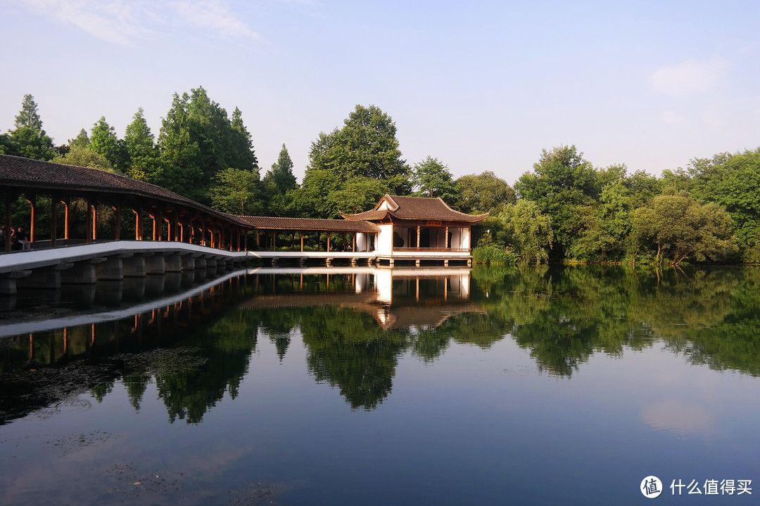 千古名塔雷峰塔已不古，然而周边的景色却让人叹为观止，你不想戳进来看看吗？