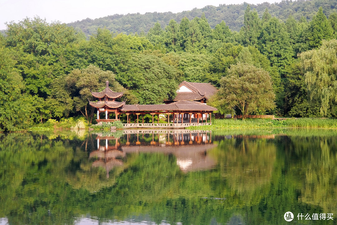 千古名塔雷峰塔已不古，然而周边的景色却让人叹为观止，你不想戳进来看看吗？