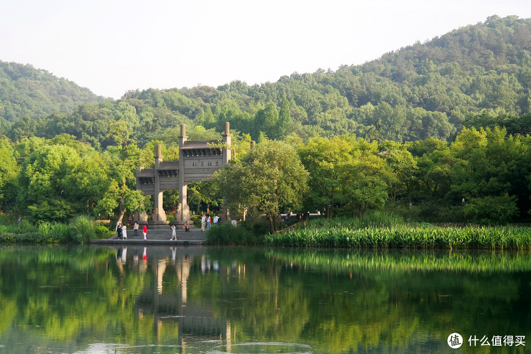 千古名塔雷峰塔已不古，然而周边的景色却让人叹为观止，你不想戳进来看看吗？