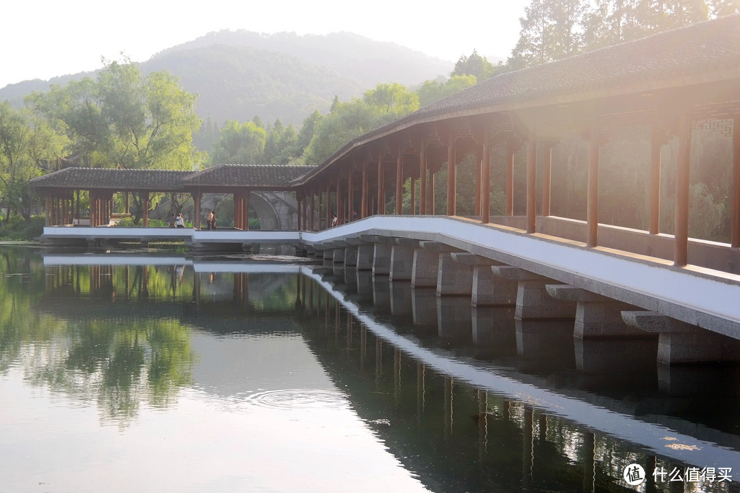 千古名塔雷峰塔已不古，然而周边的景色却让人叹为观止，你不想戳进来看看吗？