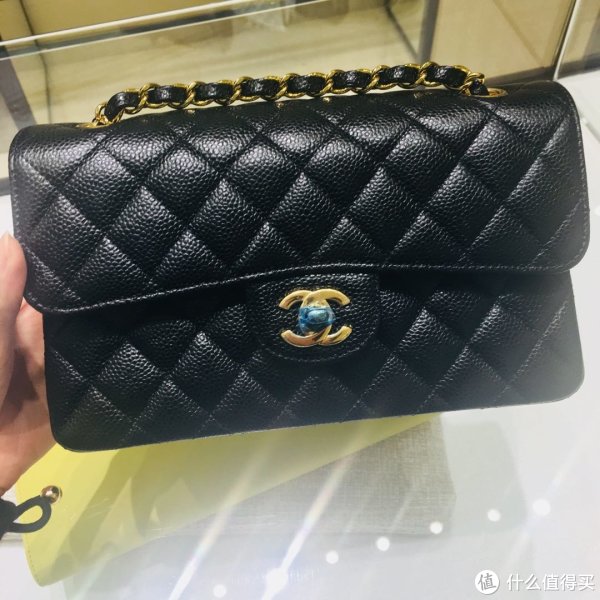 包包拿出来的时候，金属扣上的膜还没撕掉，销售说是没有摆出来展示过的。运气不错。