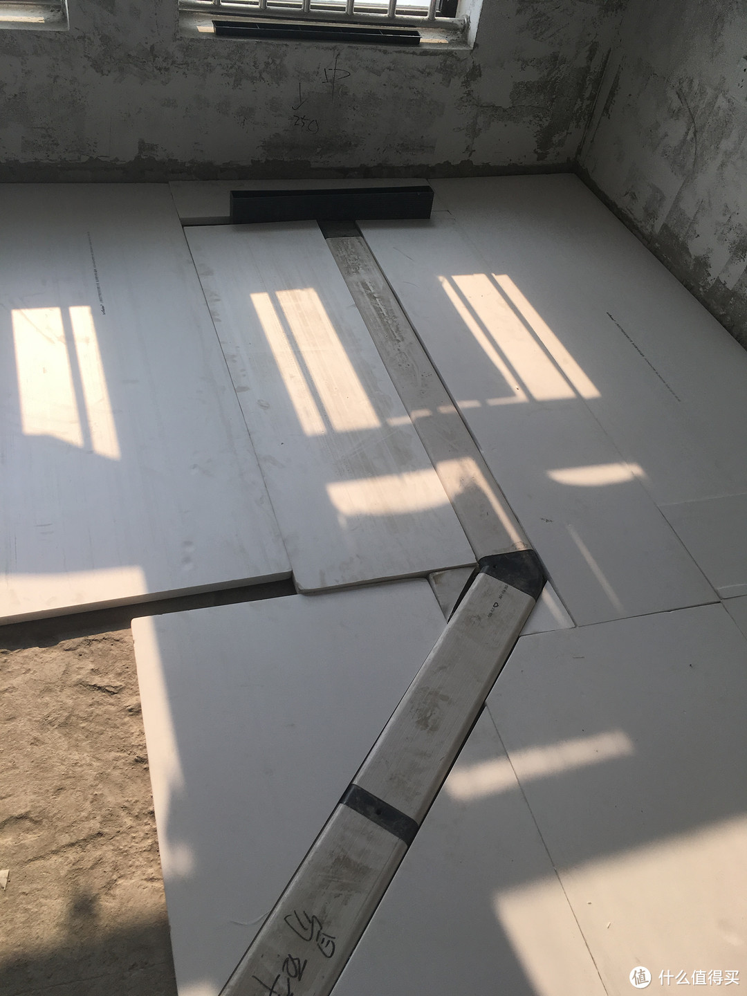 室内没有入户总阀都在水井,我把厨卫水管是分开铺