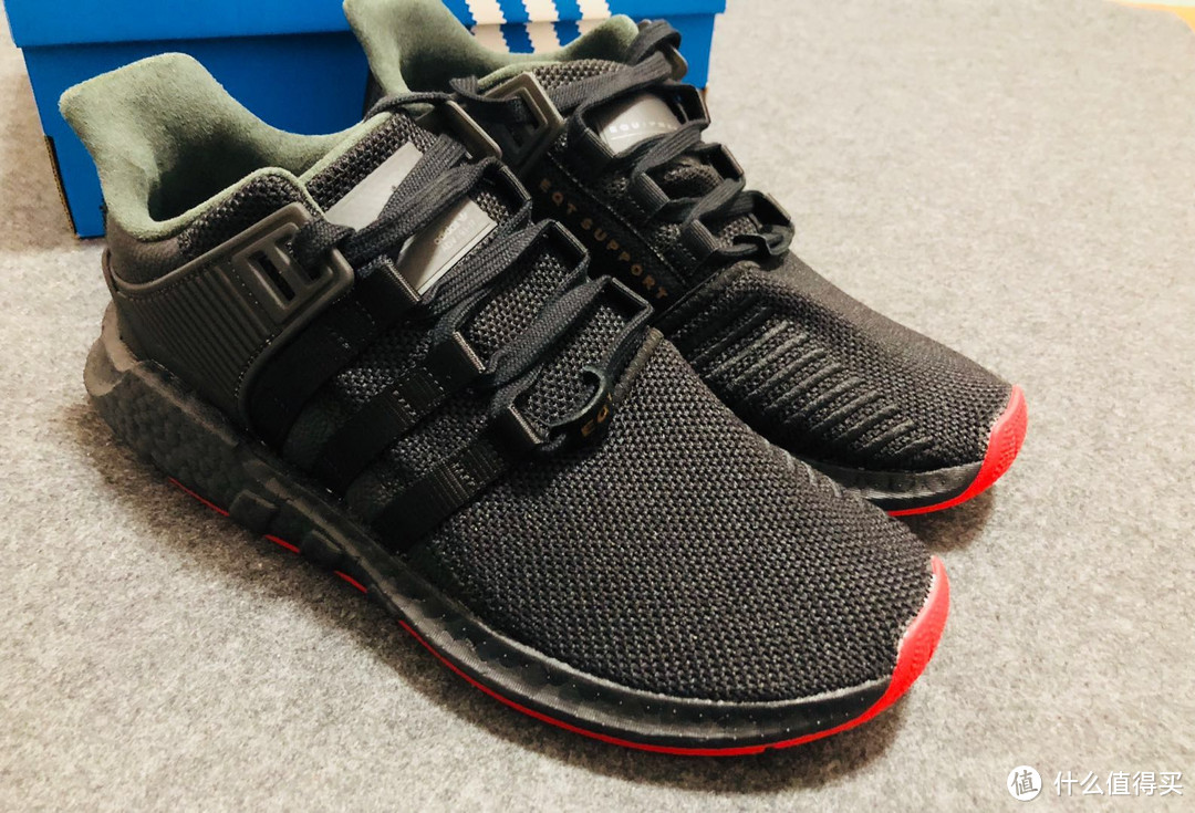 脚感最好没有之一，配色低调不乏亮点：EQT Boost 93/17 黑红跑鞋