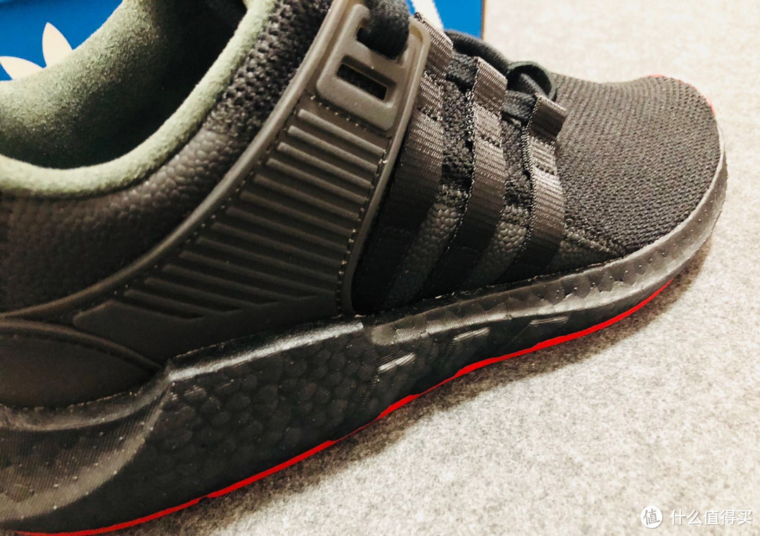 脚感最好没有之一，配色低调不乏亮点：EQT Boost 93/17 黑红跑鞋