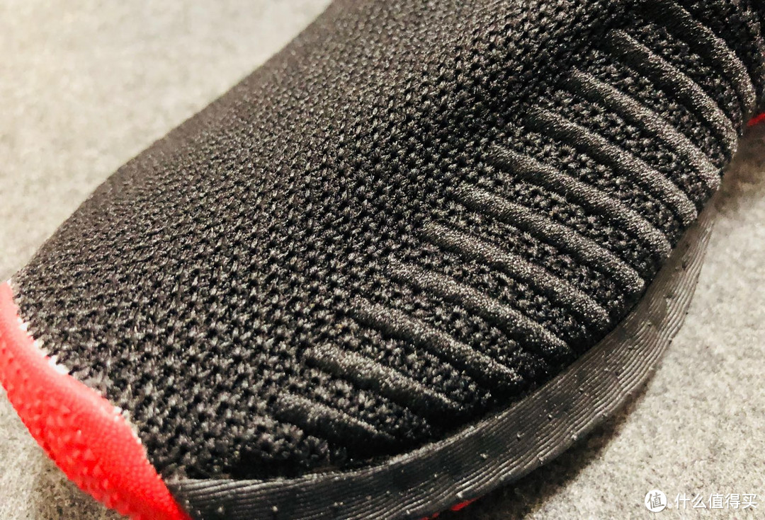 脚感最好没有之一，配色低调不乏亮点：EQT Boost 93/17 黑红跑鞋