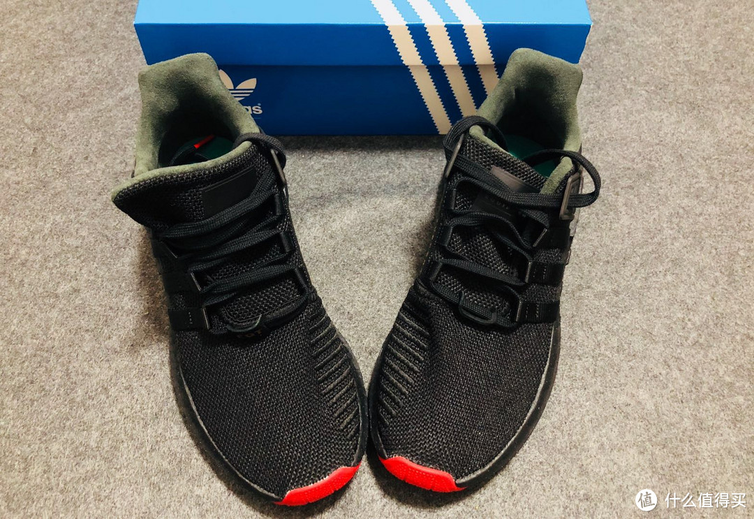 脚感最好没有之一，配色低调不乏亮点：EQT Boost 93/17 黑红跑鞋