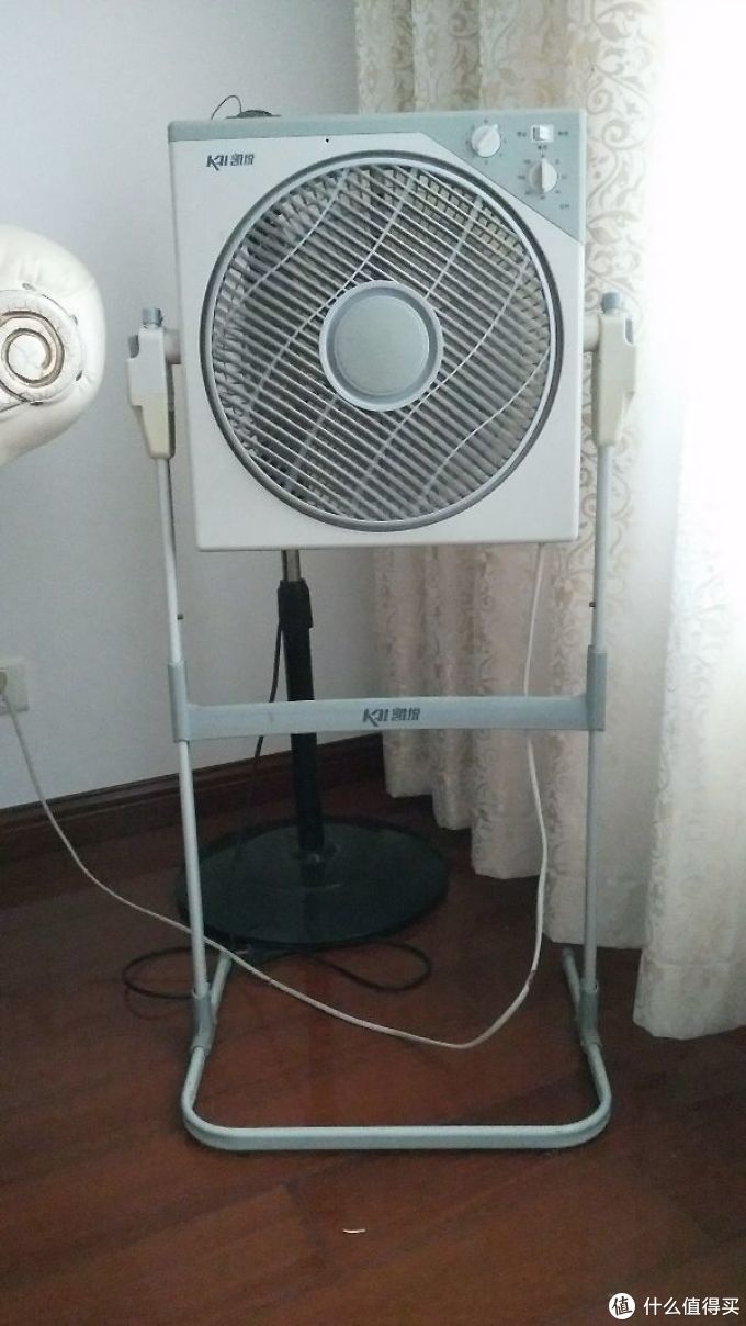 就是把我冻醒了的风扇，这个风扇应该叫落地台式风扇吧，去年自己更换了一个电机，但是电机换过以后，这个风一档特别大，当时觉得还很好，风量大了，可是现在用起来就发现错了。