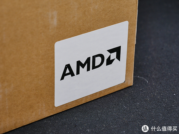 很开心AMD的新标志可以贴到笔记本的包装上，AMD的笔记本从来没有像如今这样值得购买