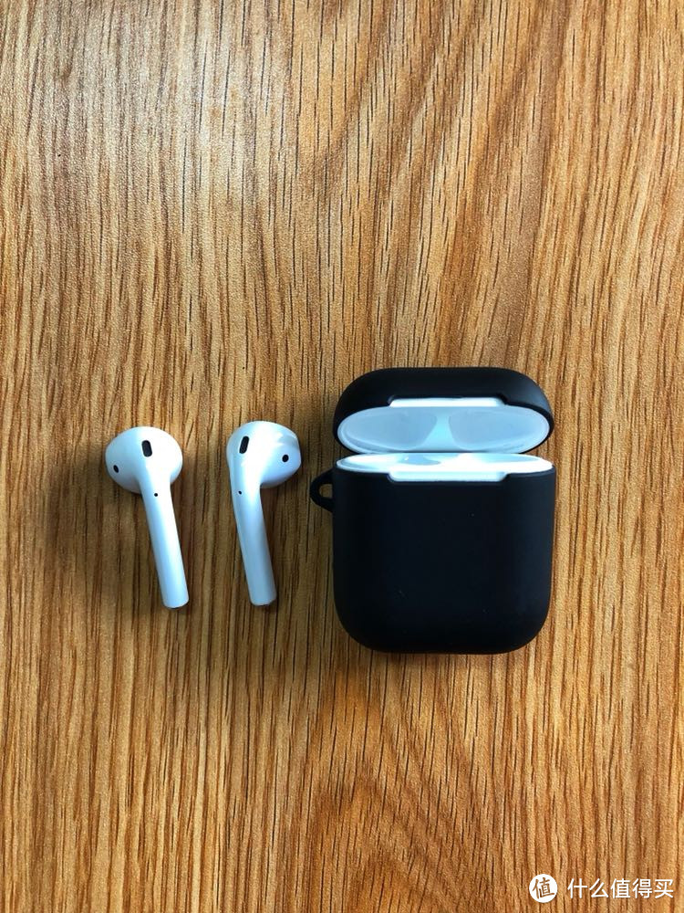 airpods，这一开始被大家嘲笑的产品，没想到成为了最值得买的配件，我的感觉也是，一开始一直用有线耳机。后来再别人疯狂安利下，买了这个，可以说改变了无线耳机的整个使用体验！这是一场无线耳机的使用革命！苹果定制的w1芯片。日常用来听课，听视频，打电话，体验不要太好。有些人说音质，那么买有线的吧，别跟蓝牙耳机过不去。打开耳机盒就链接上了手机，无须配对，充电盒收纳方便，充一次电我用了两周。可以单边使用，另个放盒子里充电，佩戴也很舒适。用值友的一句话来概括，能超越整个使用体验的只能是airpods2。 推荐指数：5星