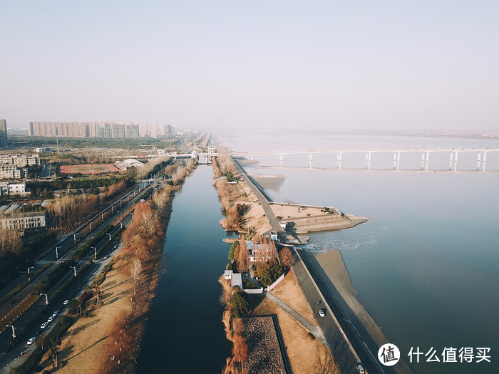 钱塘江，古称浙，全名“浙江”，又名“折江”、“之江”、“罗刹江”，一般浙江富阳段称为富春江，浙江下游杭州段称为钱塘江  。钱塘江最早见名于《山海经》，因流经古钱塘县（今杭州）而得名  ，是吴越文化的主要发源地之一。 钱塘江是浙江省最大河流，是宋代两浙路的命名来源，也是明初浙江省成立时的省名来源。以北源新安江起算，河长588.73千米；以南源衢江上游马金溪起算，河长522.22千米。自源头起，流经今安徽省南部和浙江省，流域面积55058平方公里  ，经杭州湾注入东海。