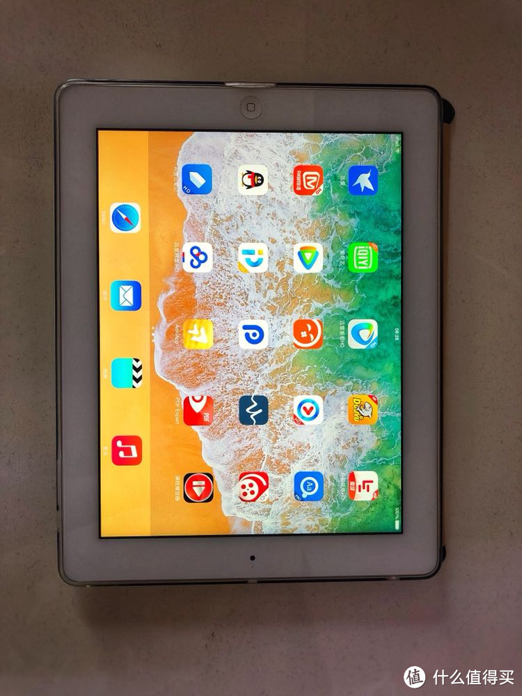 ipad，好像是ipad4，确实是老掉牙，系统还是ios8，目前使用勉强流畅，重度使用能明显感觉卡。不常带，作用是下载一些网络课程可以随时看。但是内存有点小，16g不够用。不过ipad越来越鸡肋吧，希望ipad能有质的飞跃。 推荐指数：2星