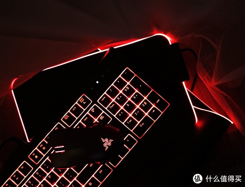 桌子也要带光—RAZER 雷蛇 重装甲虫幻彩版加长款鼠标垫开箱