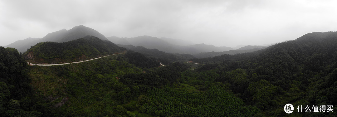 丛山峻岭间，渺小的我们