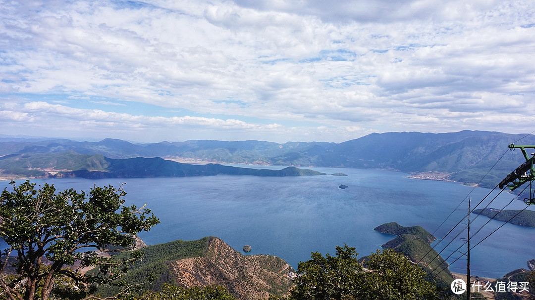 在山上看泸沽湖