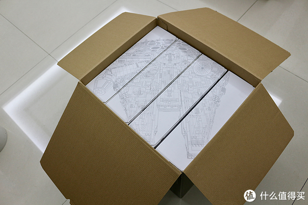 里面用4个白色的纸盒分装，制作精良，每个盒子都印有千年隼的线稿图，放在一起也能组成一个完整的图形