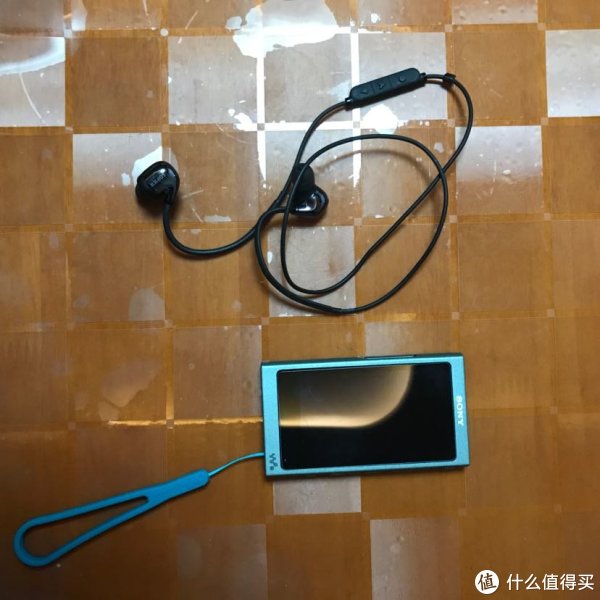 大法nw-a45自带蓝牙功能，所以我就配了下蓝牙耳机，漫步者的耳机，链接在下面，当然也是效果最不好的了，毕竟蓝牙耳机不适合听hifi，听个声还行，声音很尖，高音控制的特别不好，听歌曲不推荐蓝牙耳机呀，我就比较下效果