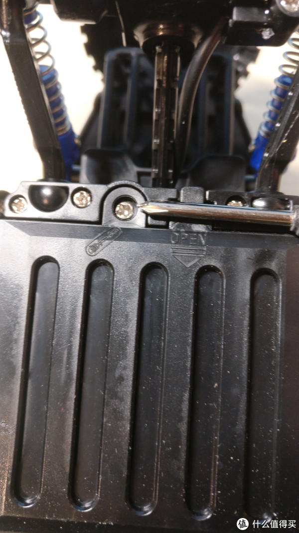 打开车子电池仓上电池,飞起,什么鬼,为什么送的小改锥拧不开螺丝呢,仔细一看,改锥太细了跟螺丝不配套(一万个吐槽,那你送他干嘛,一点用处没有啊!!!)