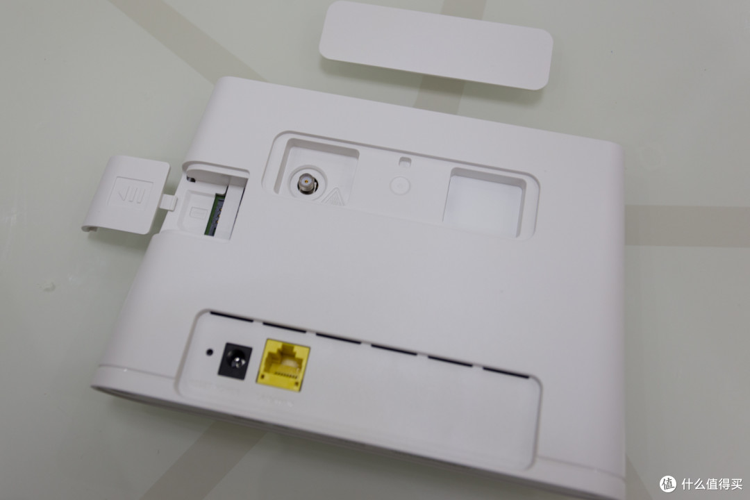 主机背面,上面挡板下有外置天线接口,左侧为sim卡插槽