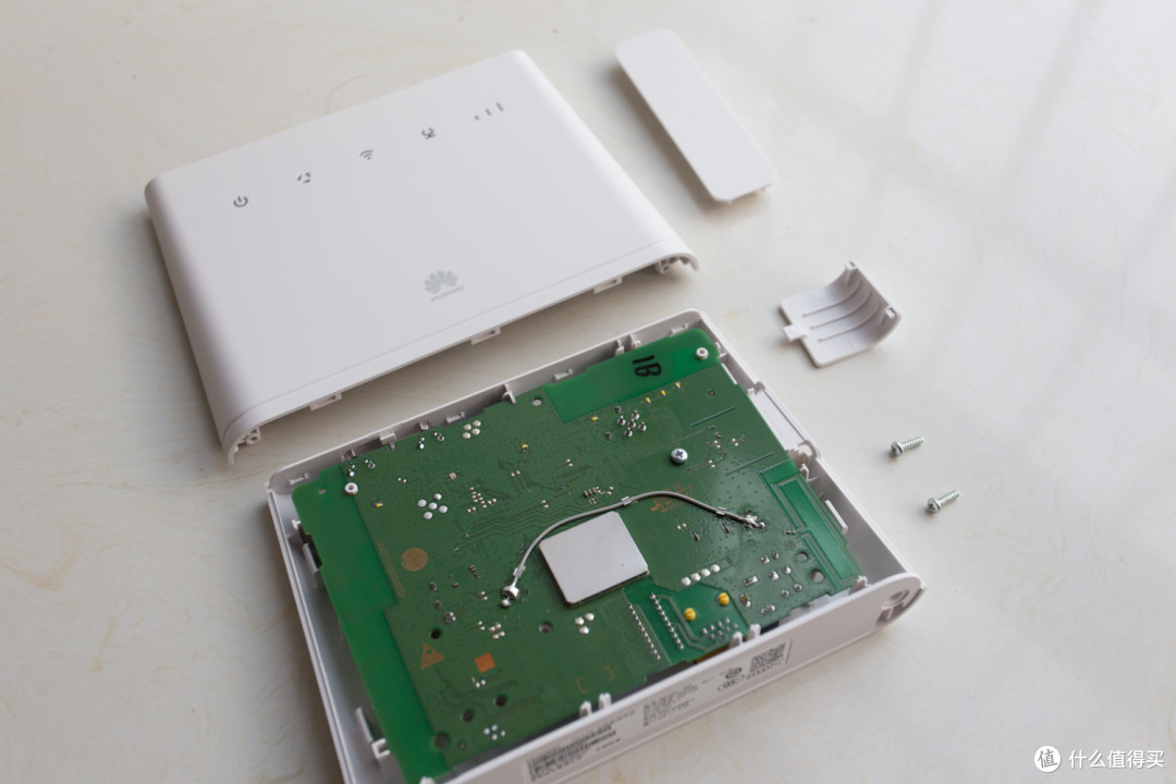 免布线畅享自由:华为4g路由2 全4g无线路由 拆解测评_路由器_什么值得