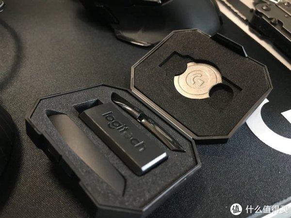 送的小盒子很精致，里面一个遮侧键的，俩侧键，一个10g的配重