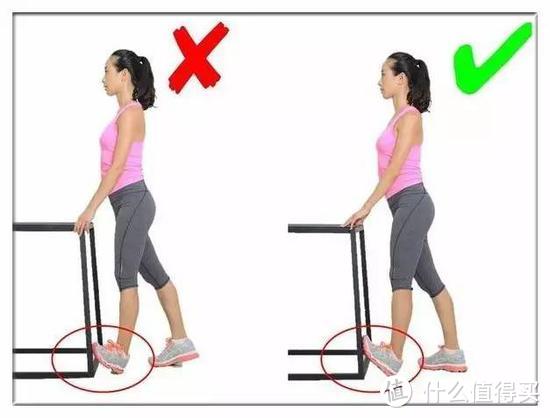 要点：这个动作你要是做对了，对小腿后侧的拉伸真的很有效。记住，脚尖一定要向正前方，膝盖伸直。