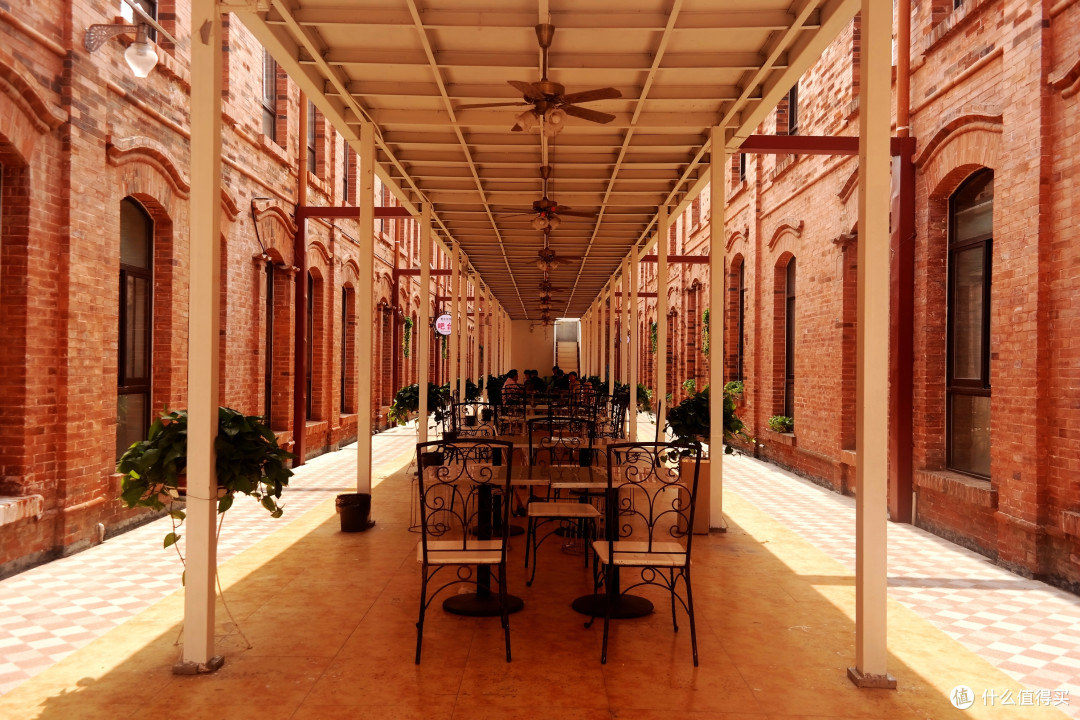 从西门进入,从右方沿着运河岸边,可以看到这样的亭子:爱莲居客栈,如其