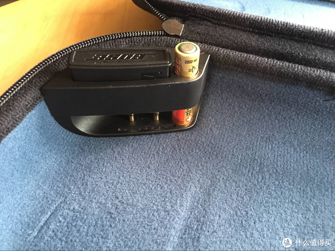 飞机上能用的插头,外加赠送的一颗用于降噪使用的电池
