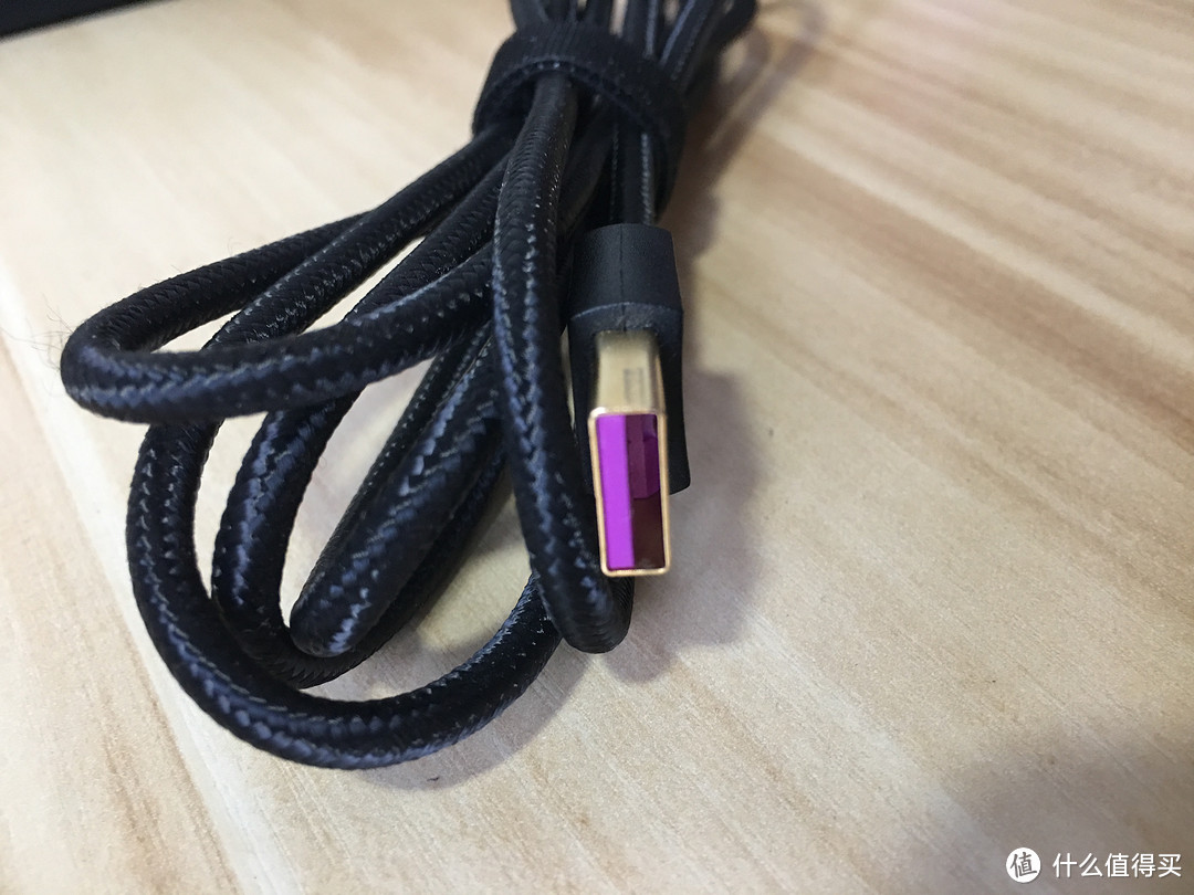 镀金USB接口，里面的插头都设计成了紫色，设计师真会玩系列