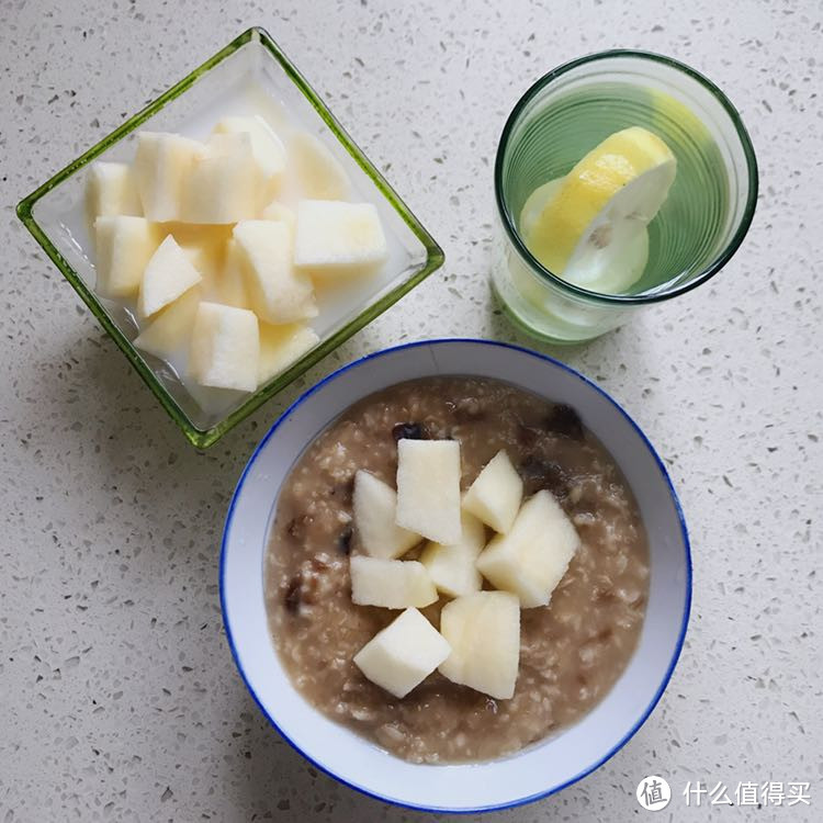 早餐1—杂粮粥、苹果、柠檬水